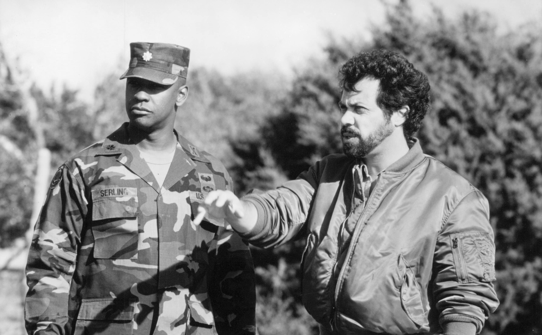 Still of Denzel Washington and Edward Zwick in Courage Under Fire (1996)