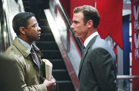 Still of Denzel Washington and Liev Schreiber in The Manchurian Candidate (2004)