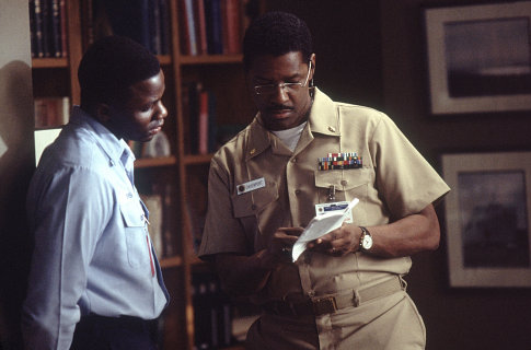 Still of Denzel Washington and Derek Luke in Antwone Fisher (2002)