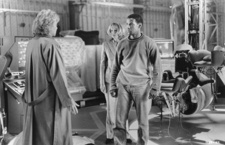 Still of Denzel Washington, Louise Fletcher and Kelly Lynch in Virtuosity (1995)