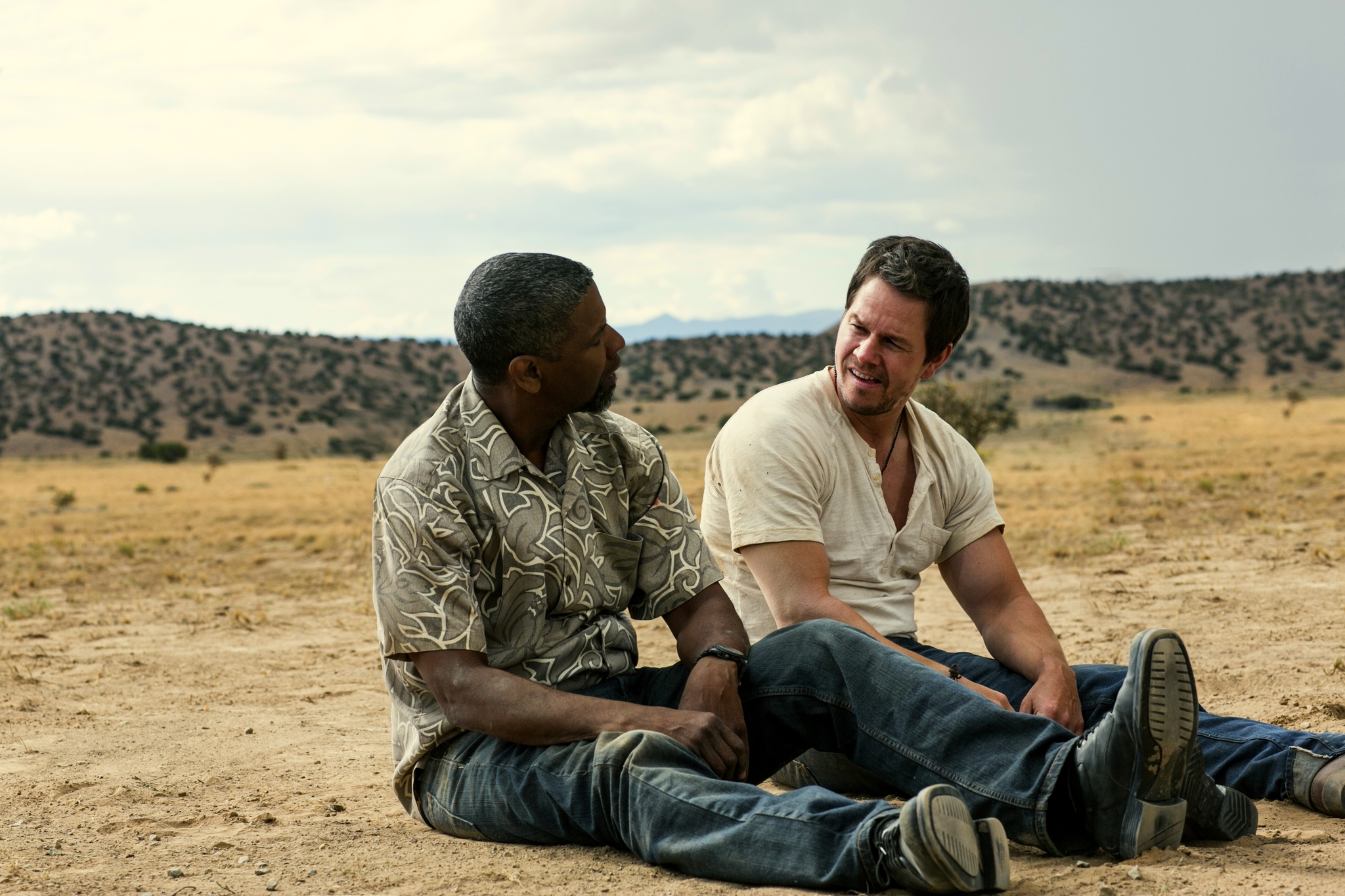 Still of Mark Wahlberg and Denzel Washington in 2 Ginklai (2013)