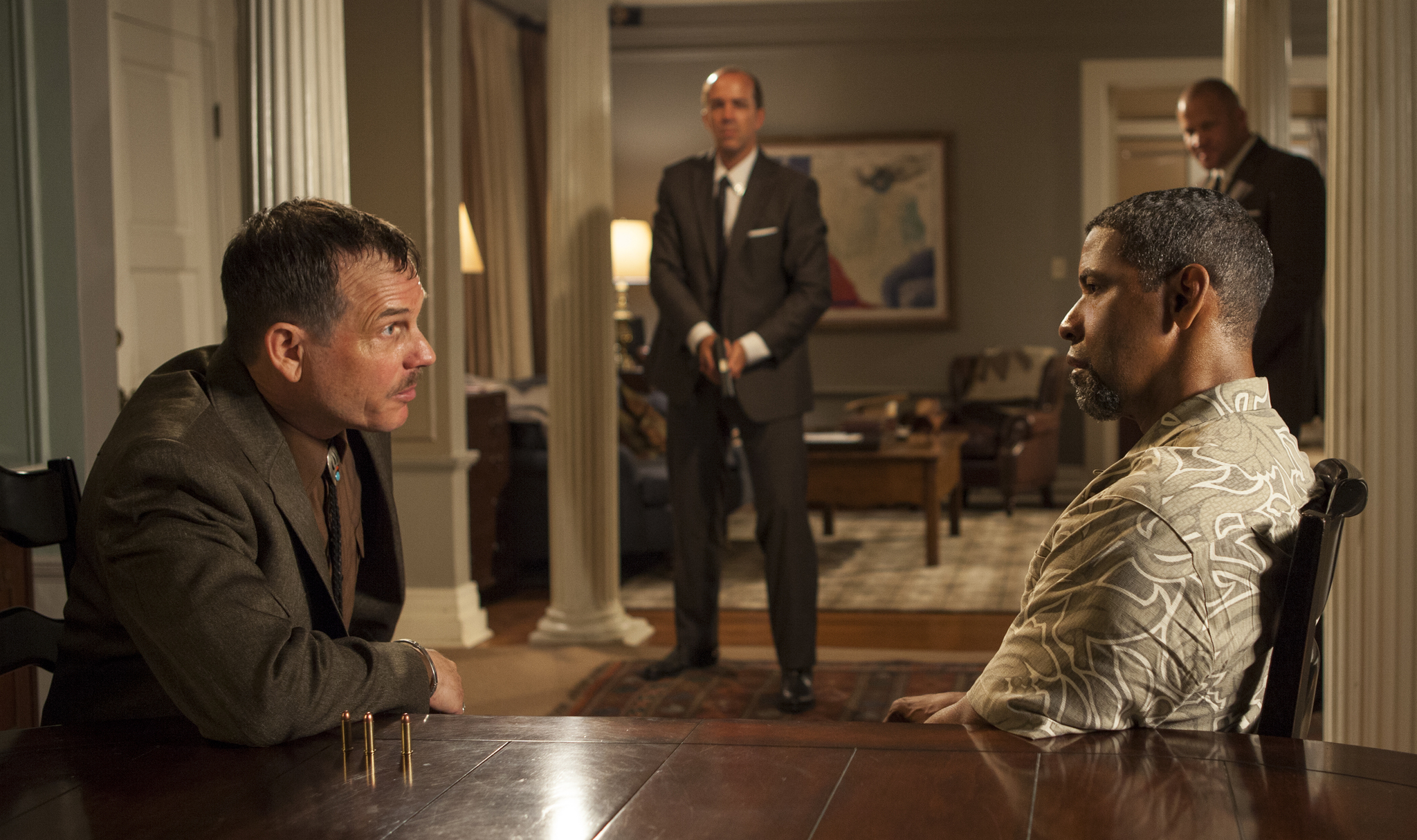 Still of Bill Paxton and Denzel Washington in 2 Ginklai (2013)