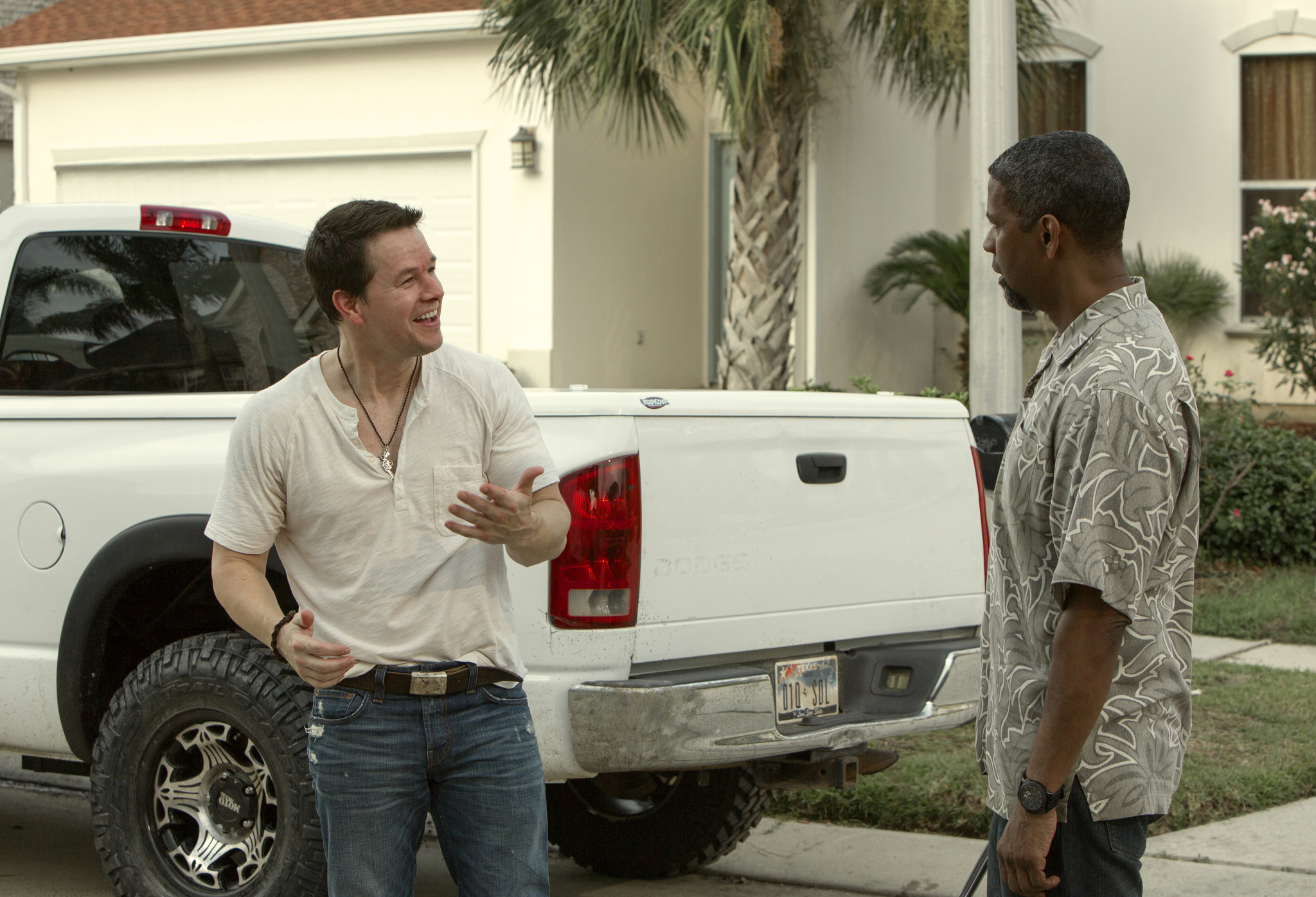 Still of Mark Wahlberg and Denzel Washington in 2 Ginklai (2013)