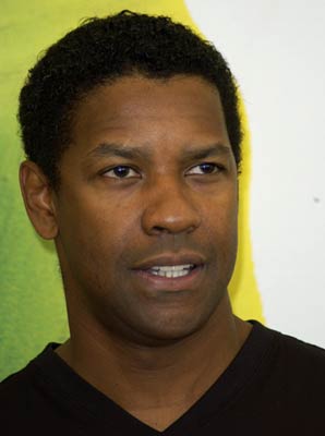 Denzel Washington at event of Isbandymu diena (2001)