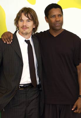 Ethan Hawke and Denzel Washington at event of Isbandymu diena (2001)