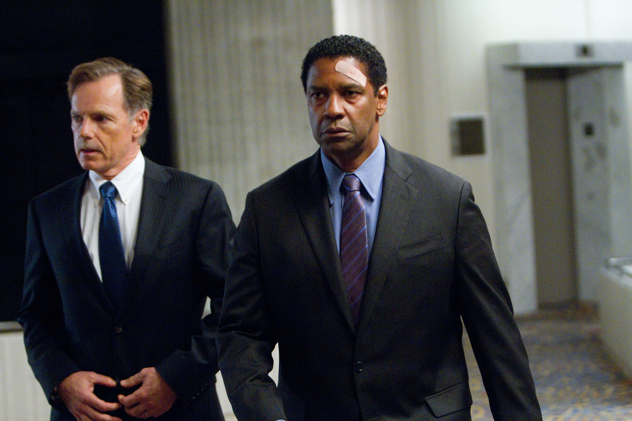 Still of Denzel Washington and Bruce Greenwood in Skrydis (2012)