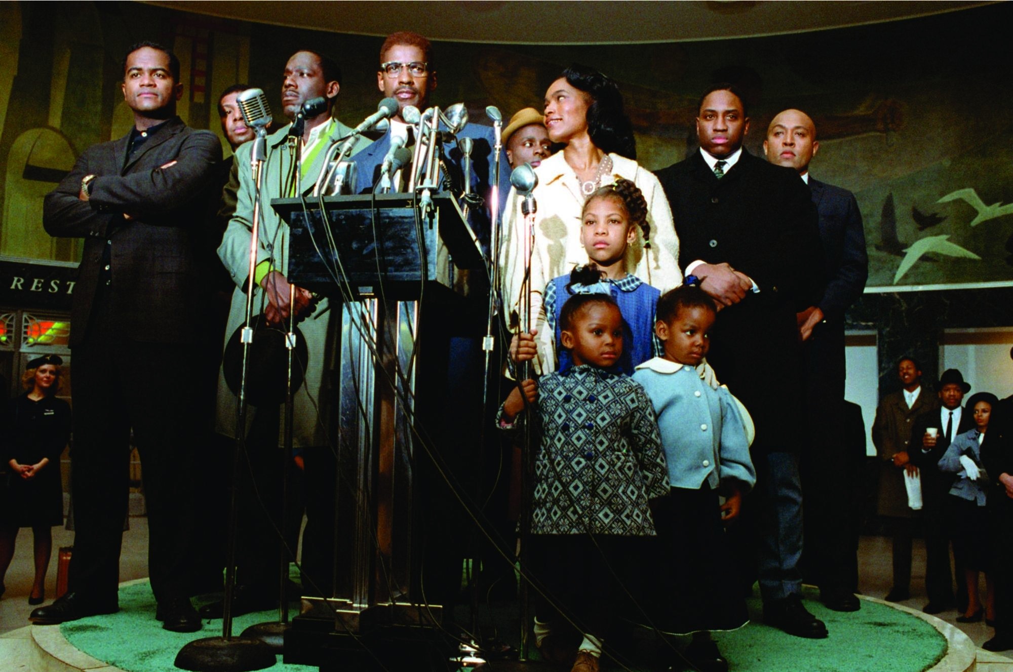 Still of Denzel Washington and Angela Bassett in Malcolm X (1992)