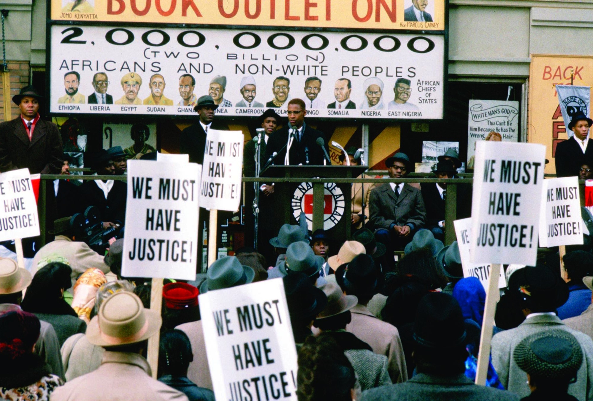 Still of Denzel Washington in Malcolm X (1992)