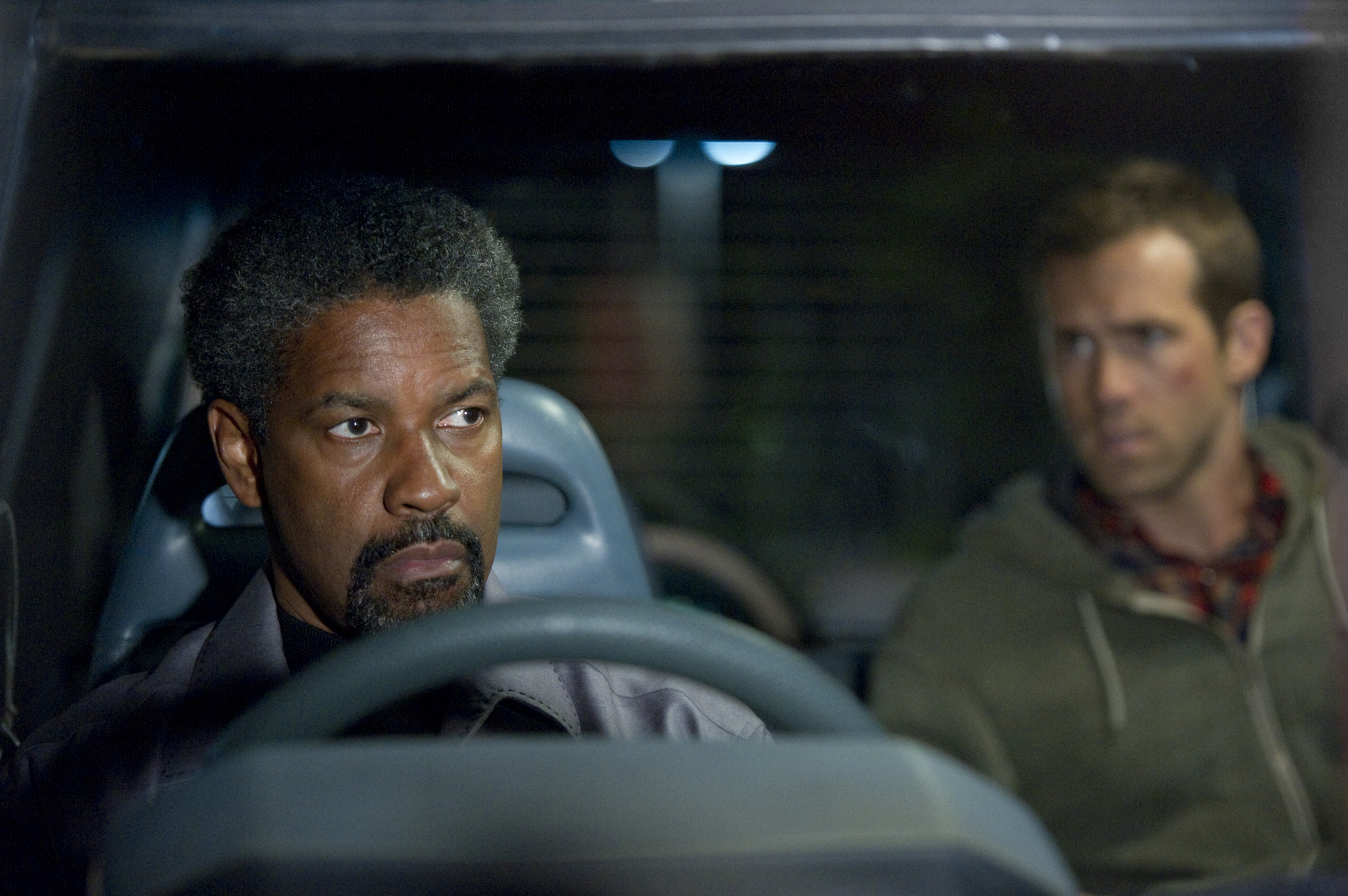 Still of Denzel Washington and Ryan Reynolds in Nesaugus prieglobstis (2012)