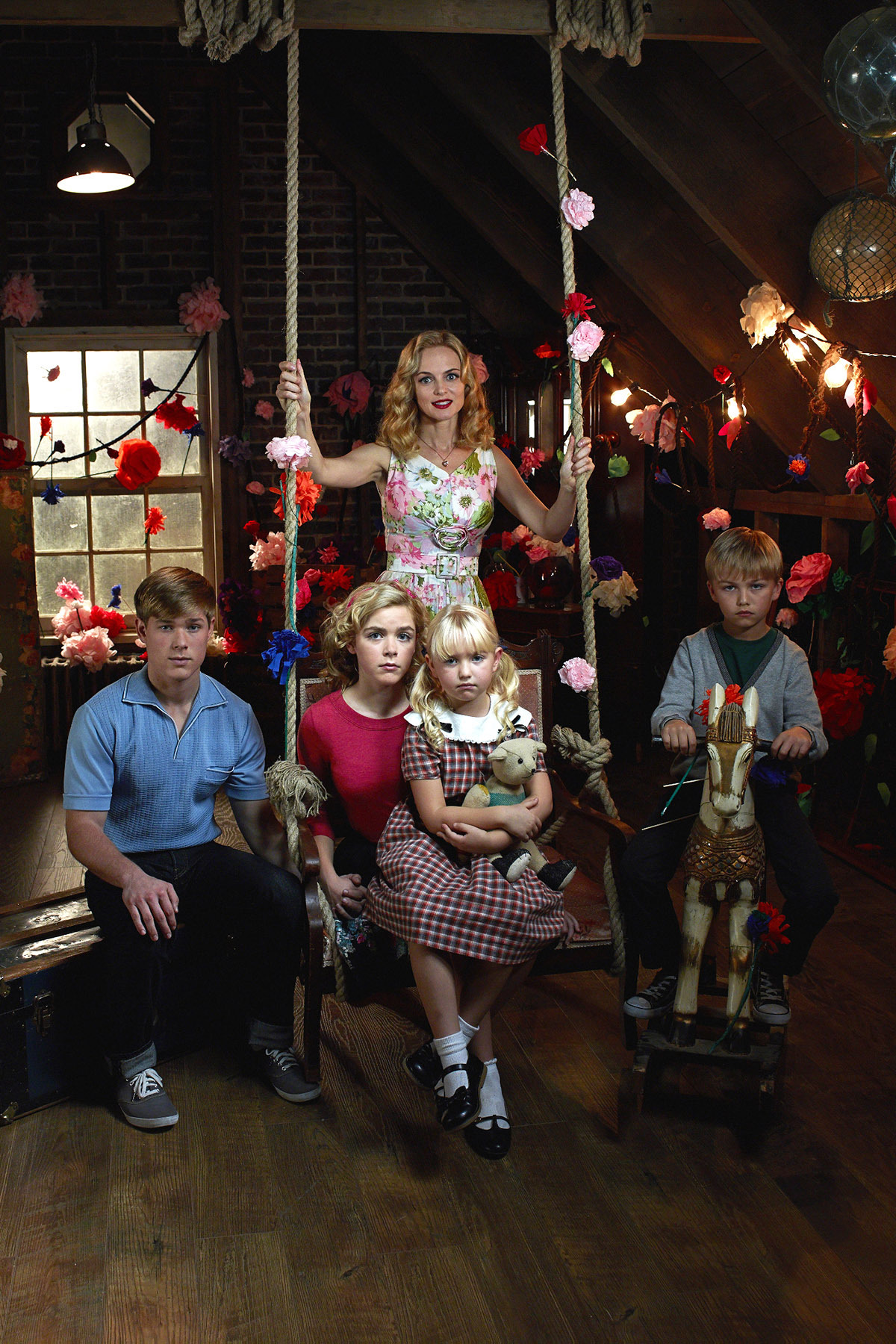 Still of Heather Graham, Kiernan Shipka, Mason Dye, Maxwell Kovach and Ava Telek in Flowers in the Attic (2014)