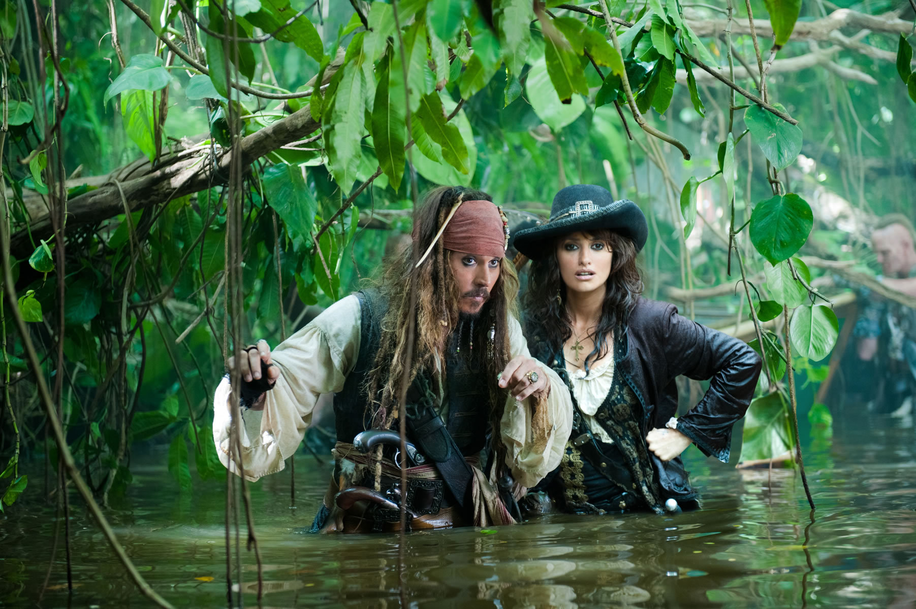 Still of Johnny Depp and Penélope Cruz in Karibu piratai: ant keistu bangu (2011)
