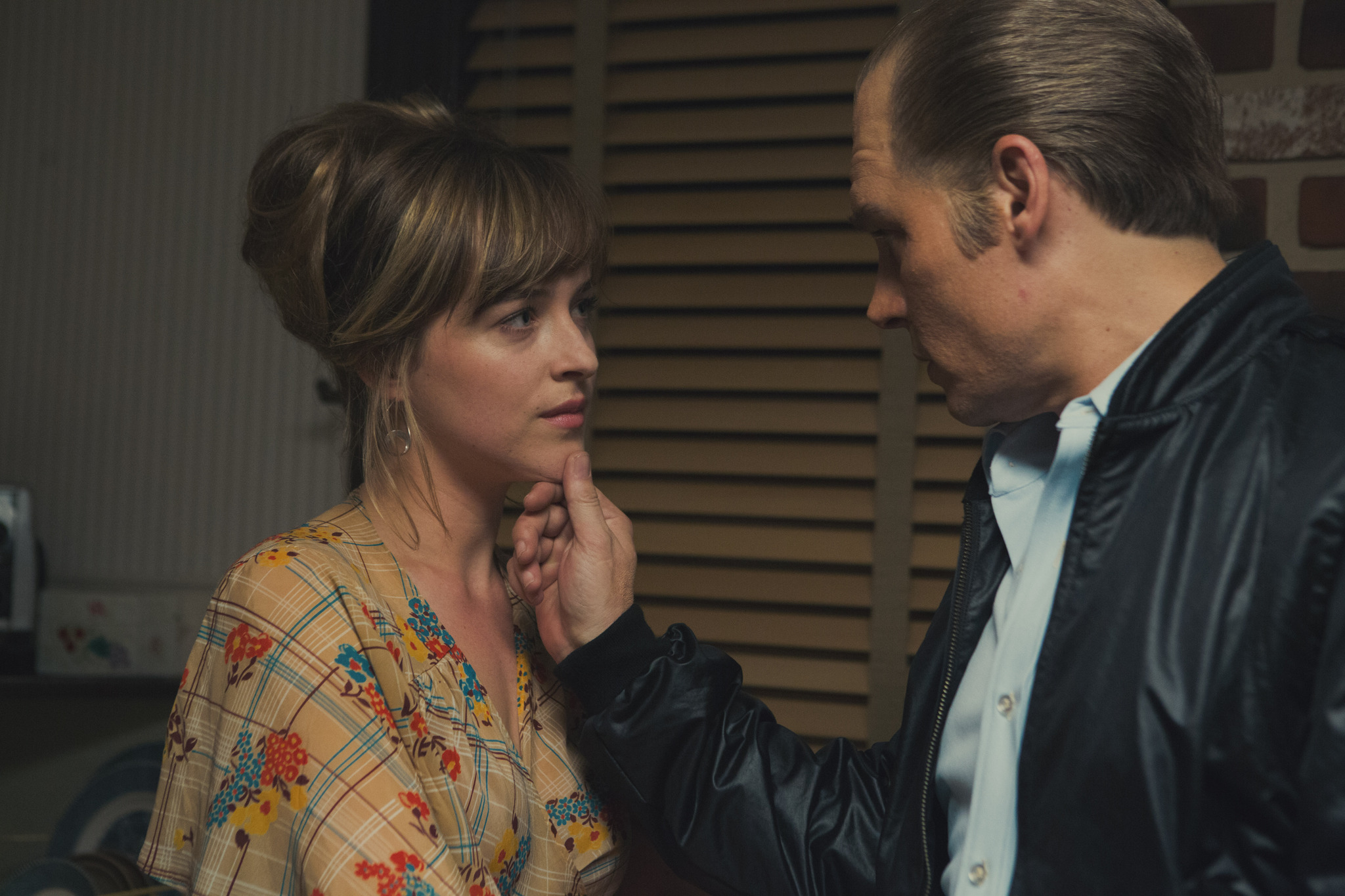 Still of Johnny Depp and Dakota Johnson in Juodosios misios (2015)