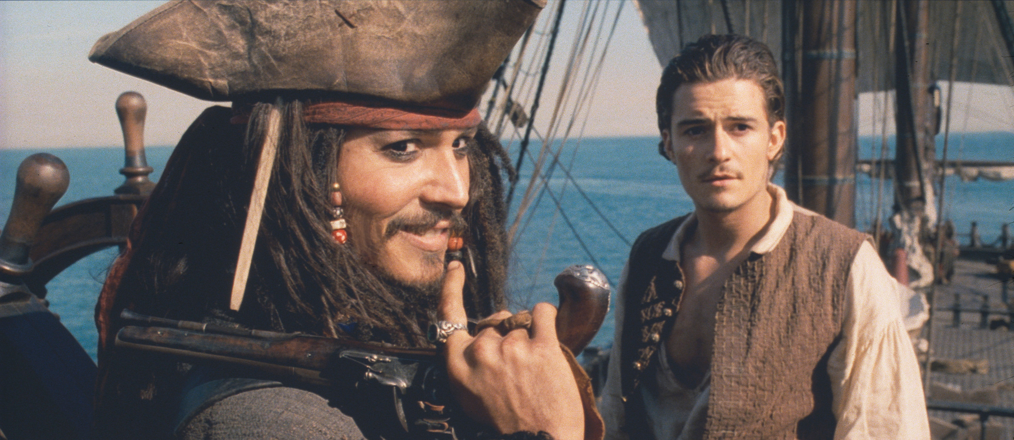 Still of Johnny Depp and Orlando Bloom in Karibu piratai: Juodojo perlo prakeiksmas (2003)