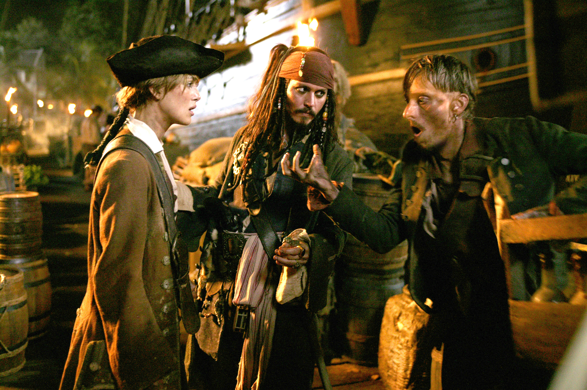 Still of Johnny Depp, Mackenzie Crook and Keira Knightley in Karibu piratai: numirelio skrynia (2006)