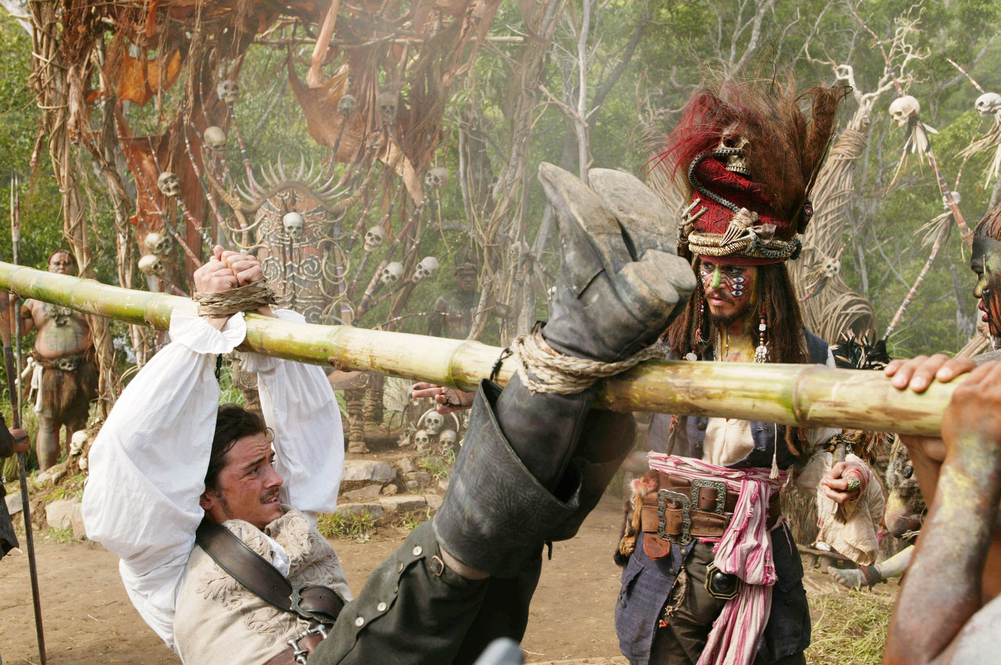 Still of Johnny Depp and Orlando Bloom in Karibu piratai: numirelio skrynia (2006)