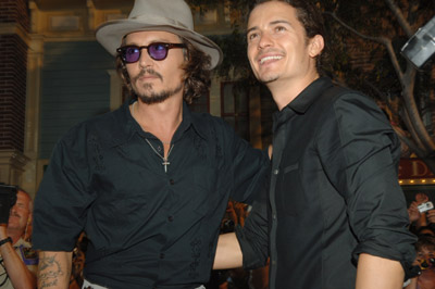 Johnny Depp and Orlando Bloom at event of Karibu piratai: numirelio skrynia (2006)