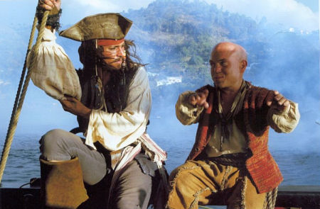 Johnny Depp and Martin Klebba in Karibu piratai: Juodojo perlo prakeiksmas (2003)