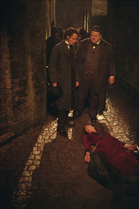 Still of Johnny Depp and Robbie Coltrane in From Hell (2001)
