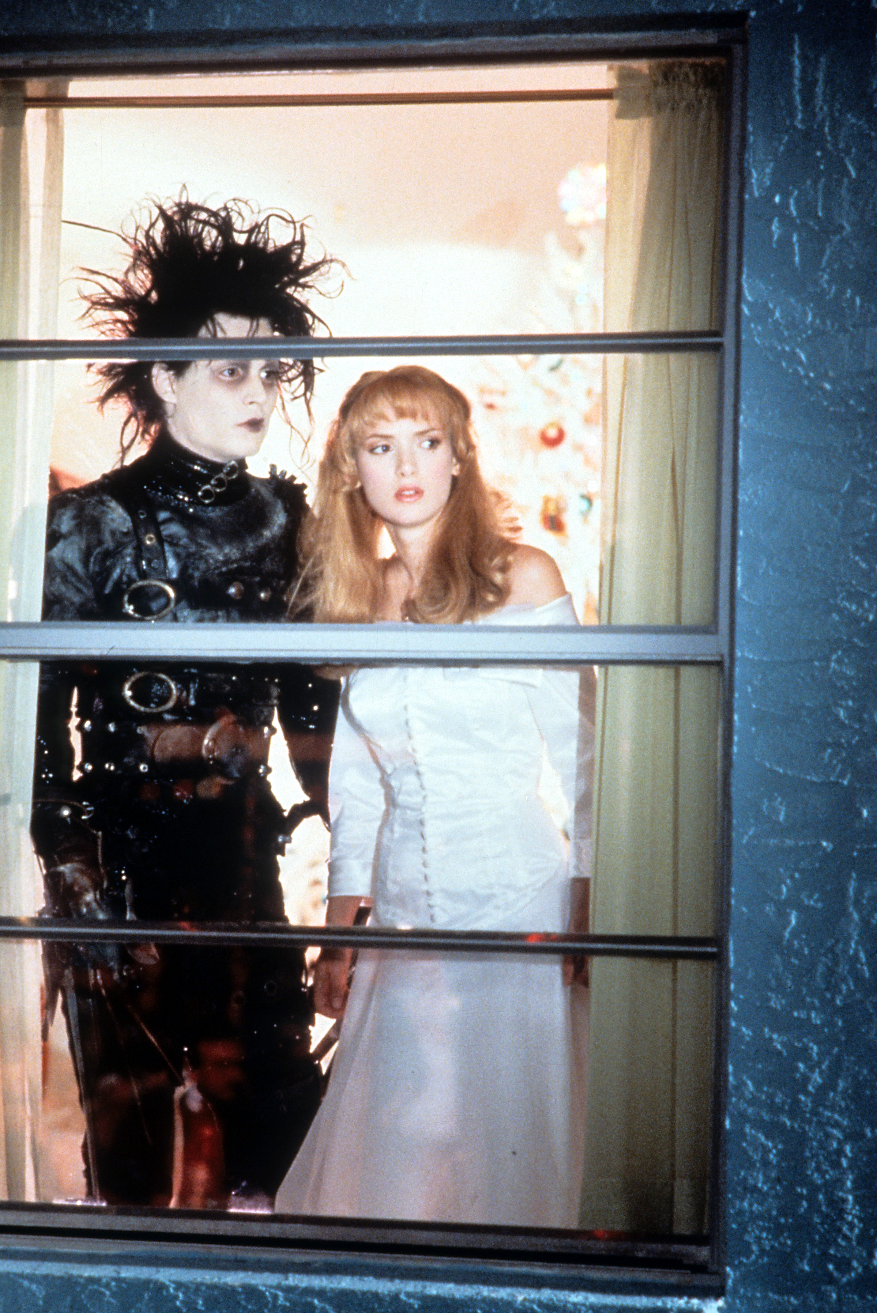 Still of Johnny Depp and Winona Ryder in Edward Scissorhands (1990)