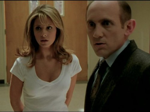 Still of Sarah Michelle Gellar and Armin Shimerman in Vampyru zudike (1997)