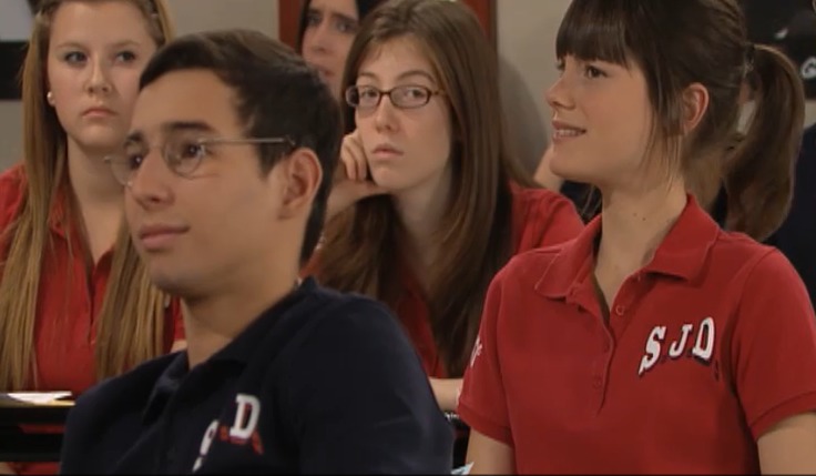 Cleo Tellier and Julianne Côté in Virginie, Season 15 (2010)