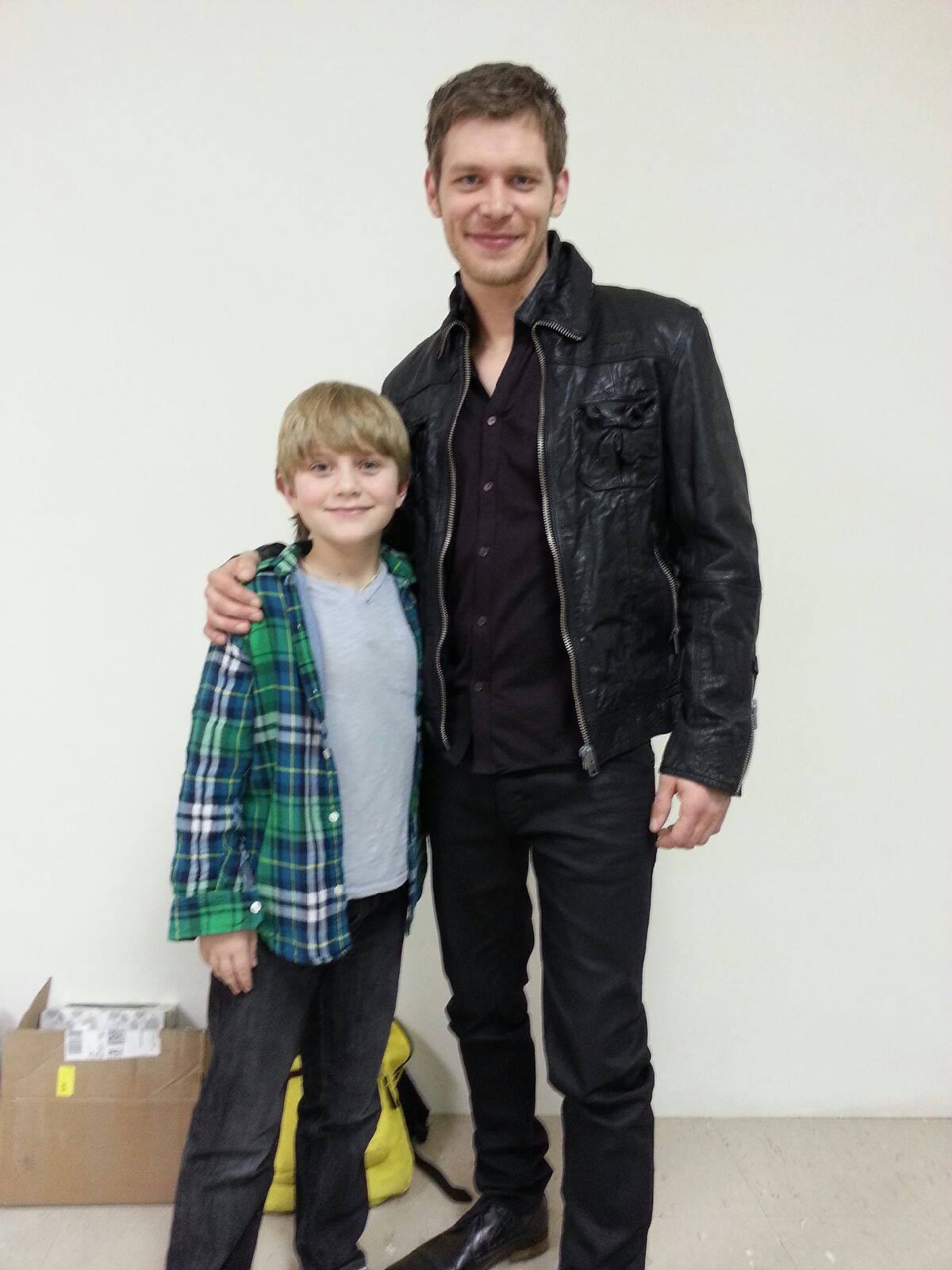Young Klaus Mikaelson(Aiden Flowers)and Present Day Klaus Mikaelson(Joseph Morgan)backstage on the set of 