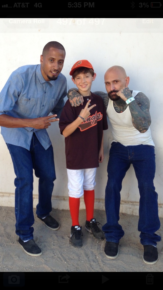 Adam Rennie, Griffin Luck and Robert LaSardo om set 