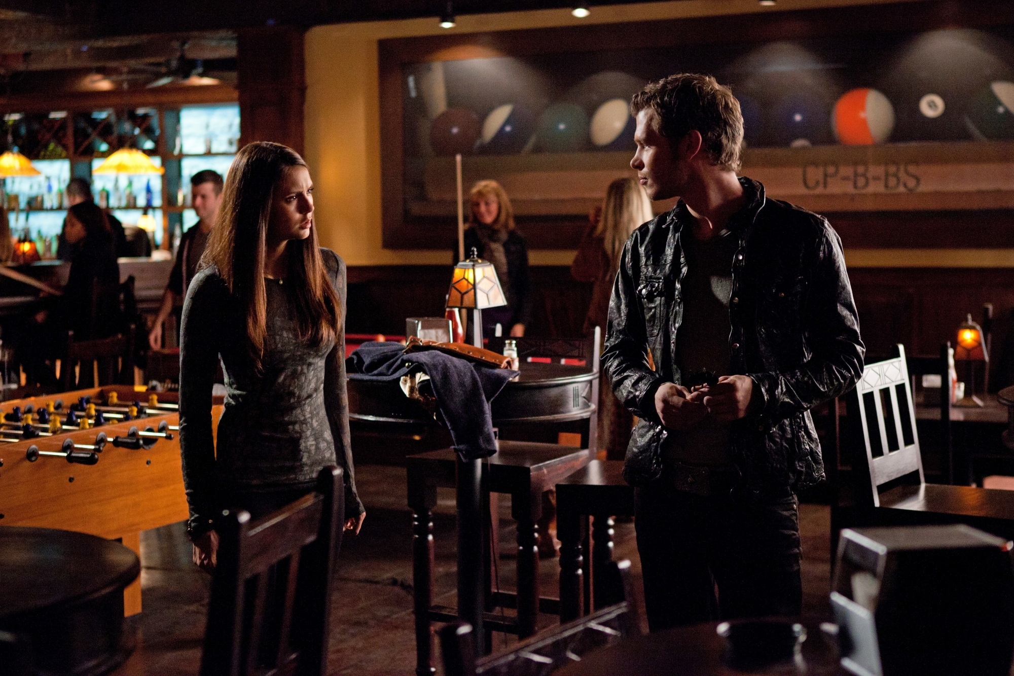 Still of Joseph Morgan and Nina Dobrev in Vampyro dienorasciai (2009)