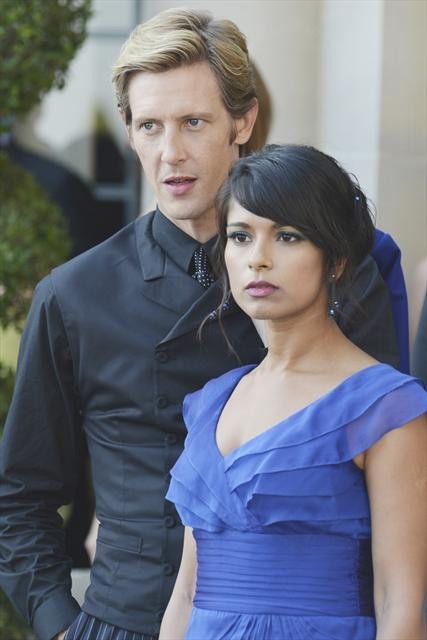 Still of Gabriel Mann and Dilshad Vadsaria in Kerstas (2011)
