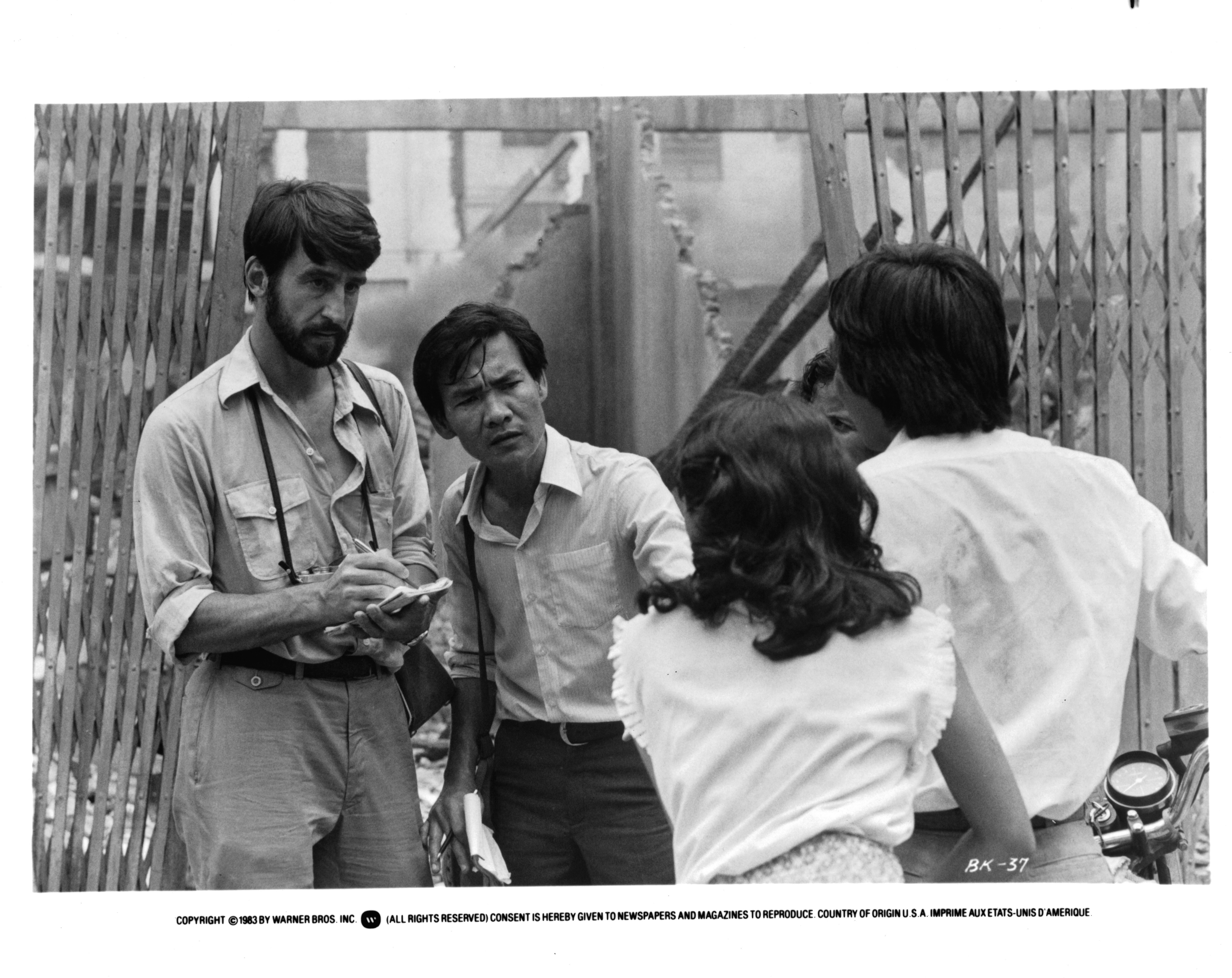 Still of Sam Waterston and Haing S. Ngor in The Killing Fields (1984)