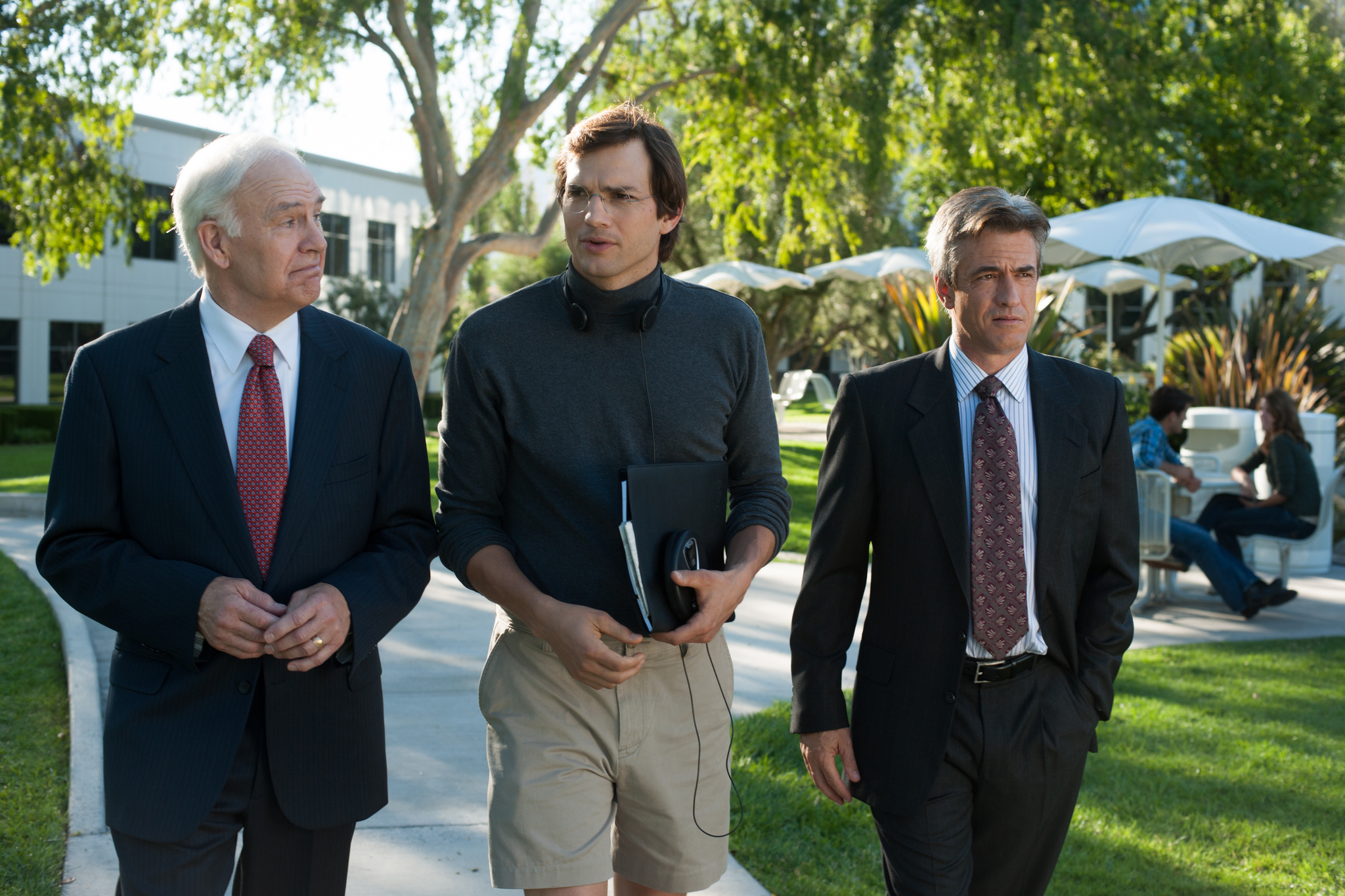 Still of Dermot Mulroney, Ashton Kutcher and Robert Pine in Jobs (2013)