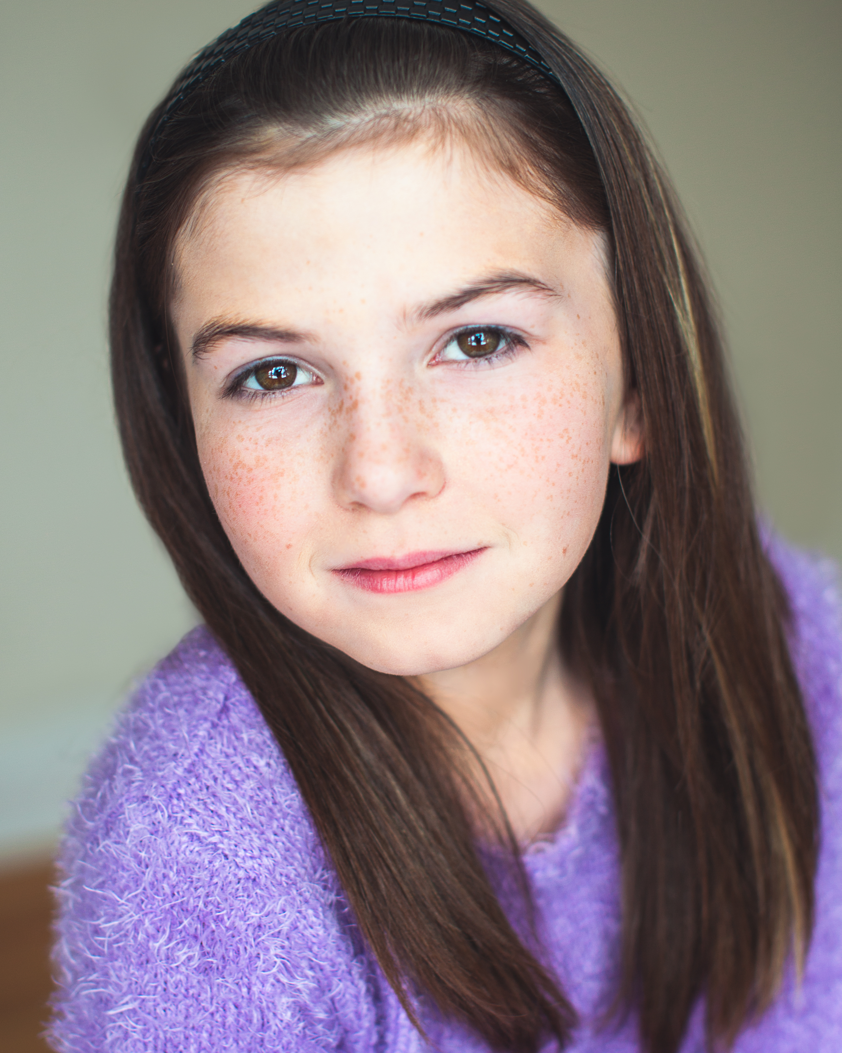 Natural lighting, freckles are expressed. Beautiful shot.