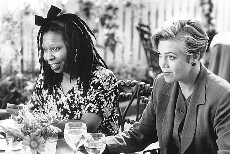 Still of Whoopi Goldberg and Kathleen Turner in Moonlight and Valentino (1995)