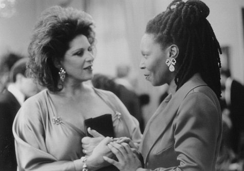 Still of Whoopi Goldberg and Lainie Kazan in The Associate (1996)