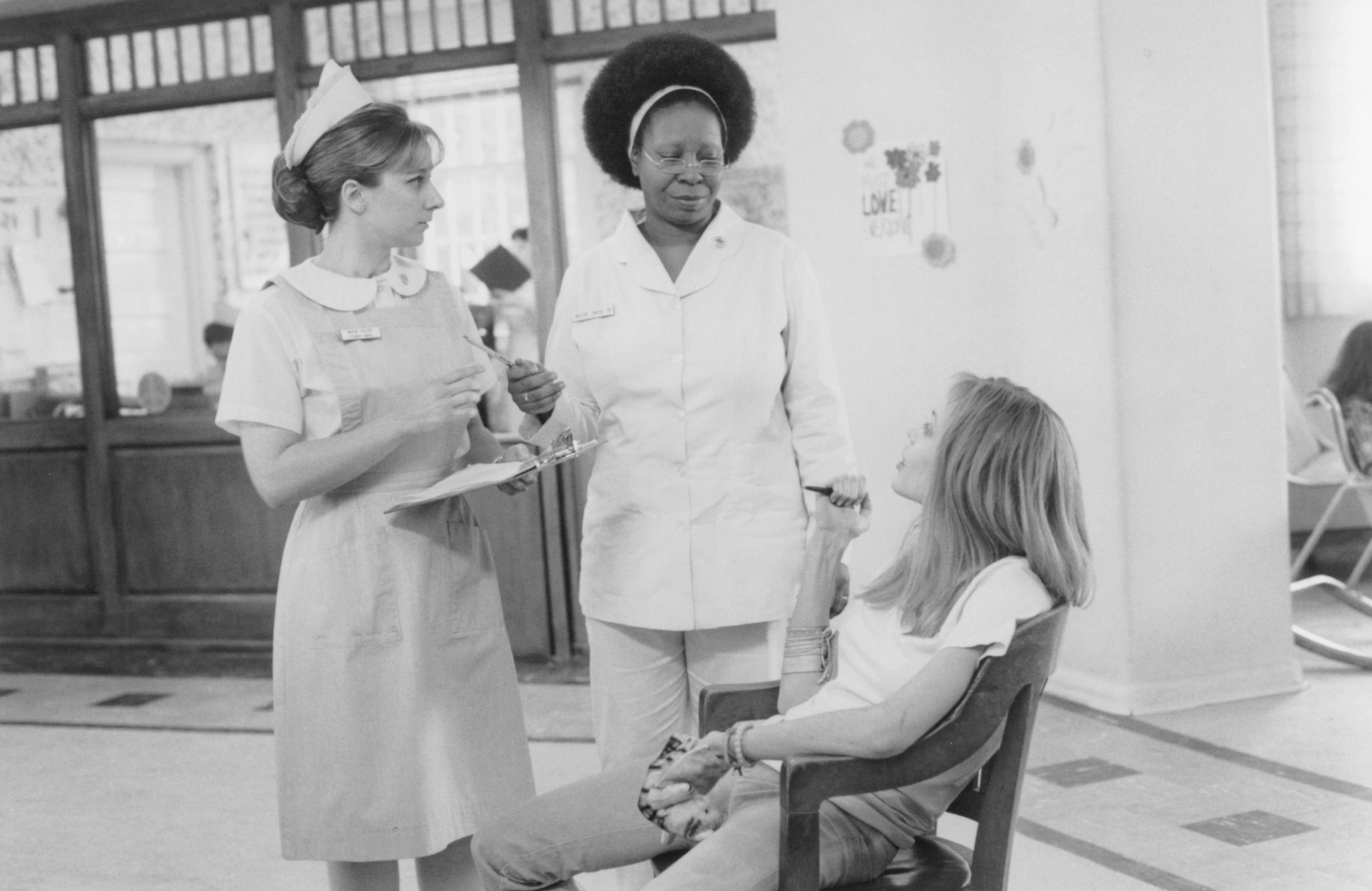 Still of Whoopi Goldberg and Angelina Jolie in Girl, Interrupted (1999)