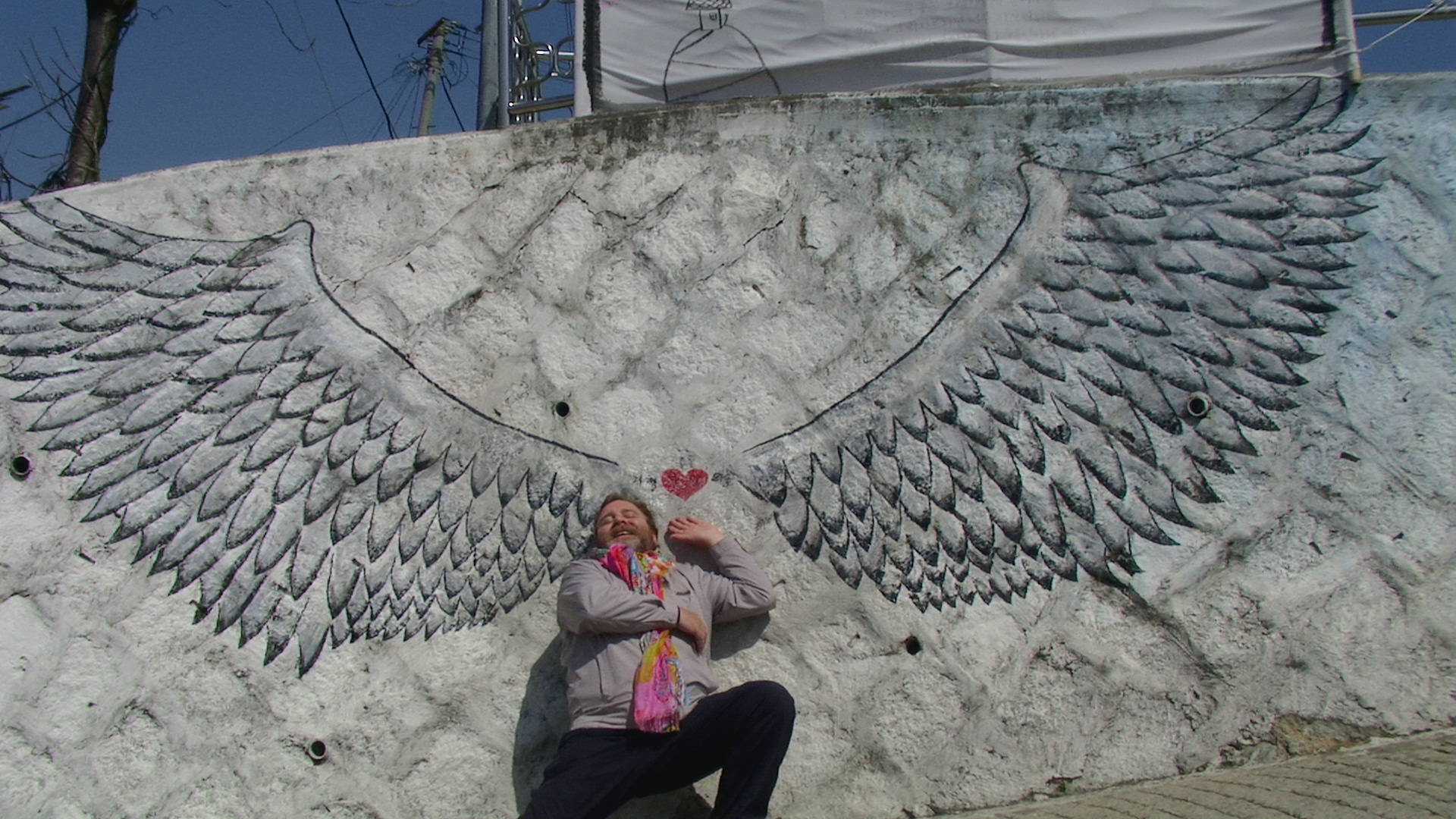 My Heart has Wings! Dean Dawson in a Tourism Korea ad on Arirang Television. For an impromptu splash of color, Dean borrowed the scarf from a female onlooker.