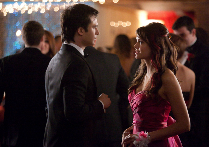 Still of Ian Somerhalder and Nina Dobrev in Vampyro dienorasciai (2009)