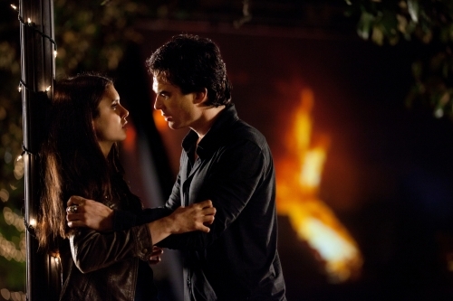 Still of Ian Somerhalder and Nina Dobrev in Vampyro dienorasciai (2009)