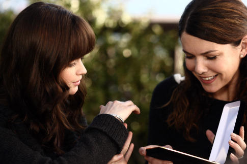 Still of Alexis Bledel and Lauren Graham in Gilmore Girls (2000)