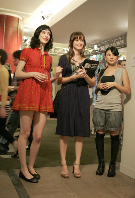 Still of Alexis Bledel, Michelle Ongkingco and Krysten Ritter in Gilmore Girls (2000)