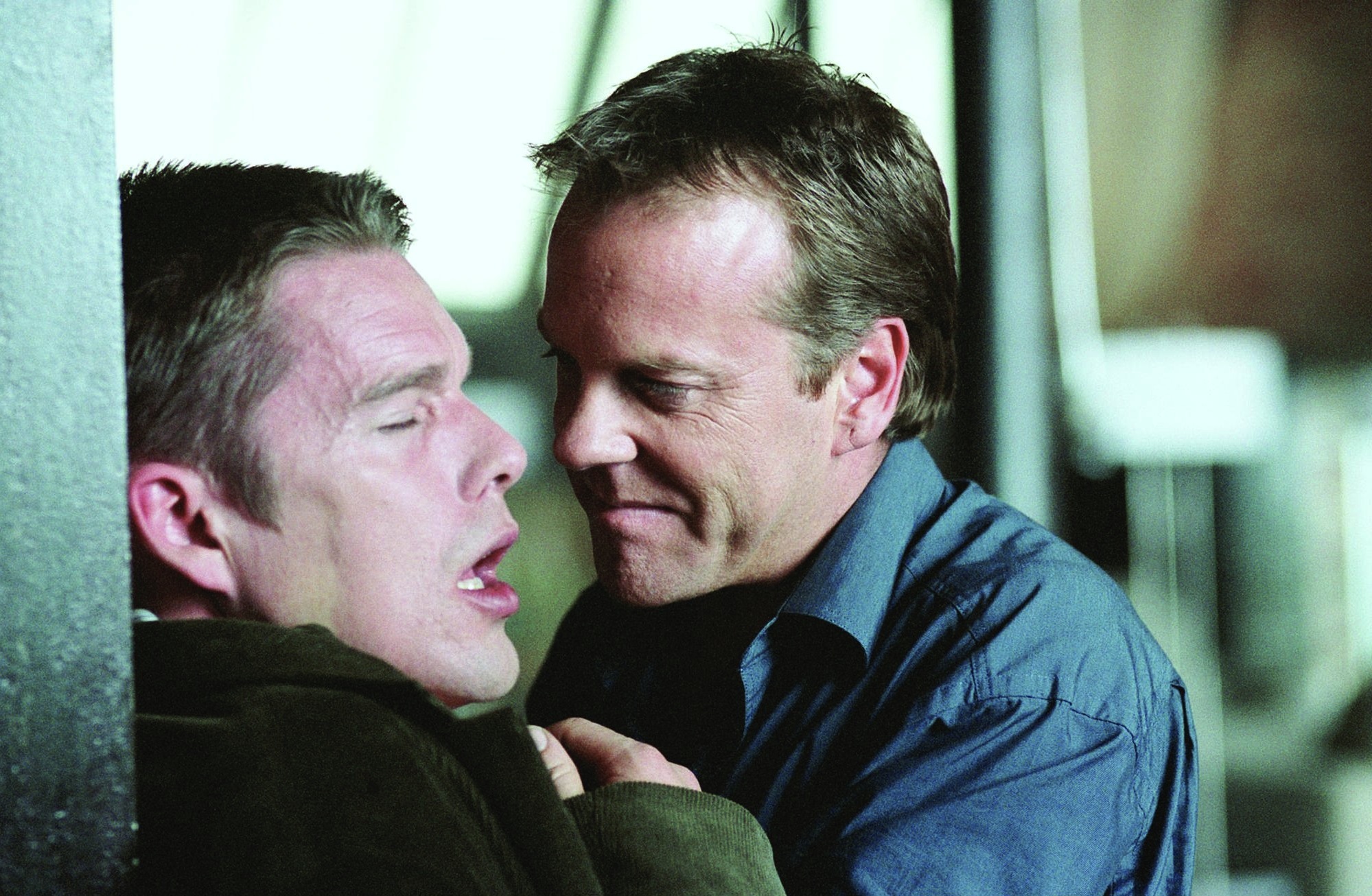 Still of Ethan Hawke and Kiefer Sutherland in Taking Lives (2004)