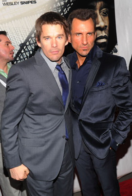 Ethan Hawke and Wass Stevens at event of Brooklyn's Finest (2009)