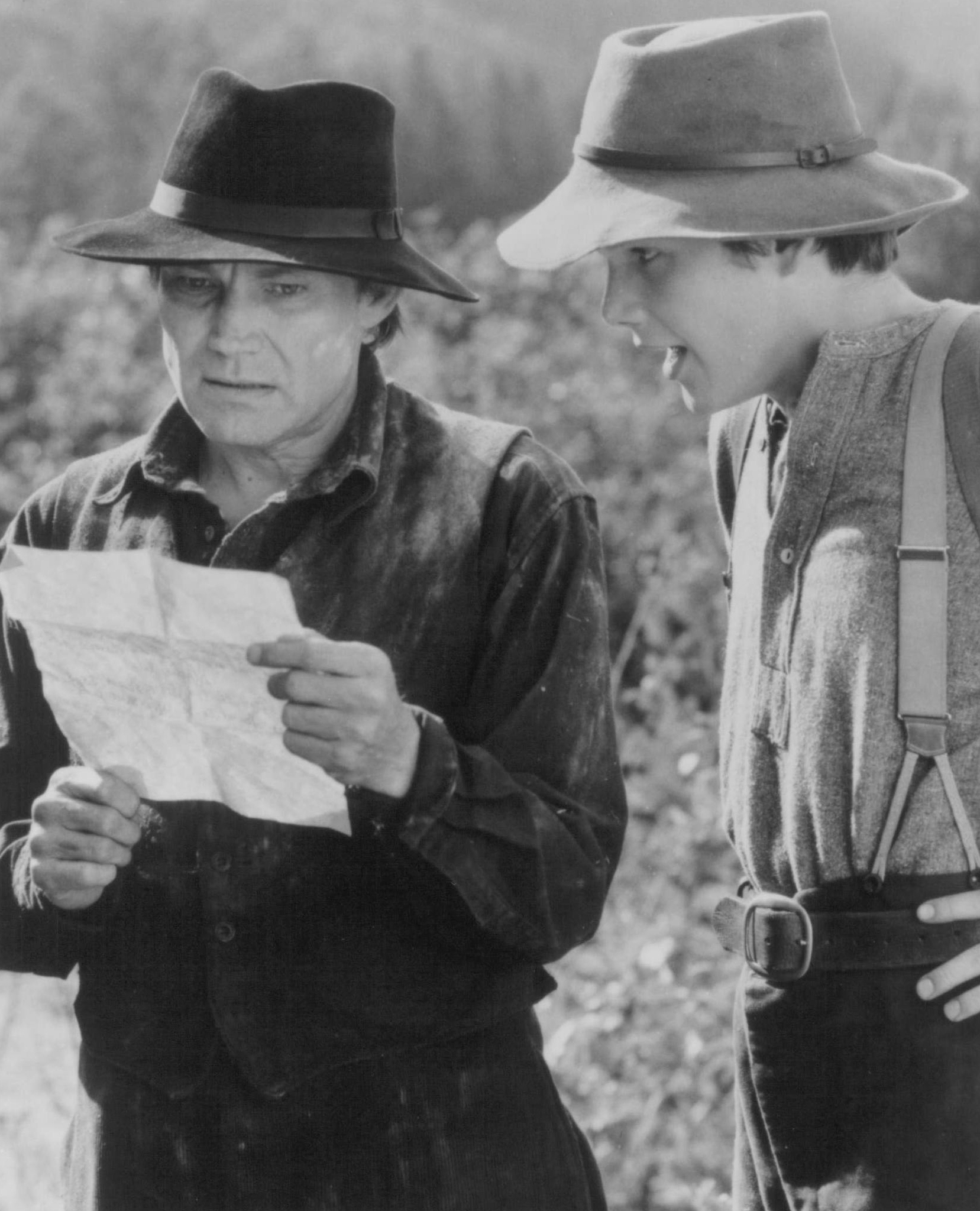 Still of Ethan Hawke and Klaus Maria Brandauer in White Fang (1991)