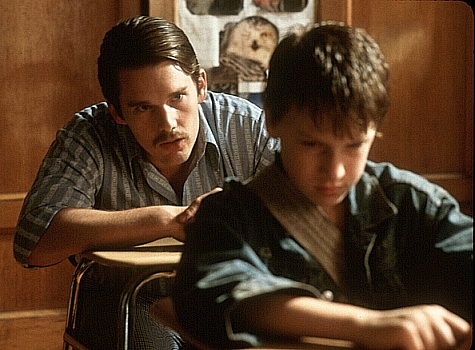 Still of Ethan Hawke and Noah Fleiss in Joe the King (1999)