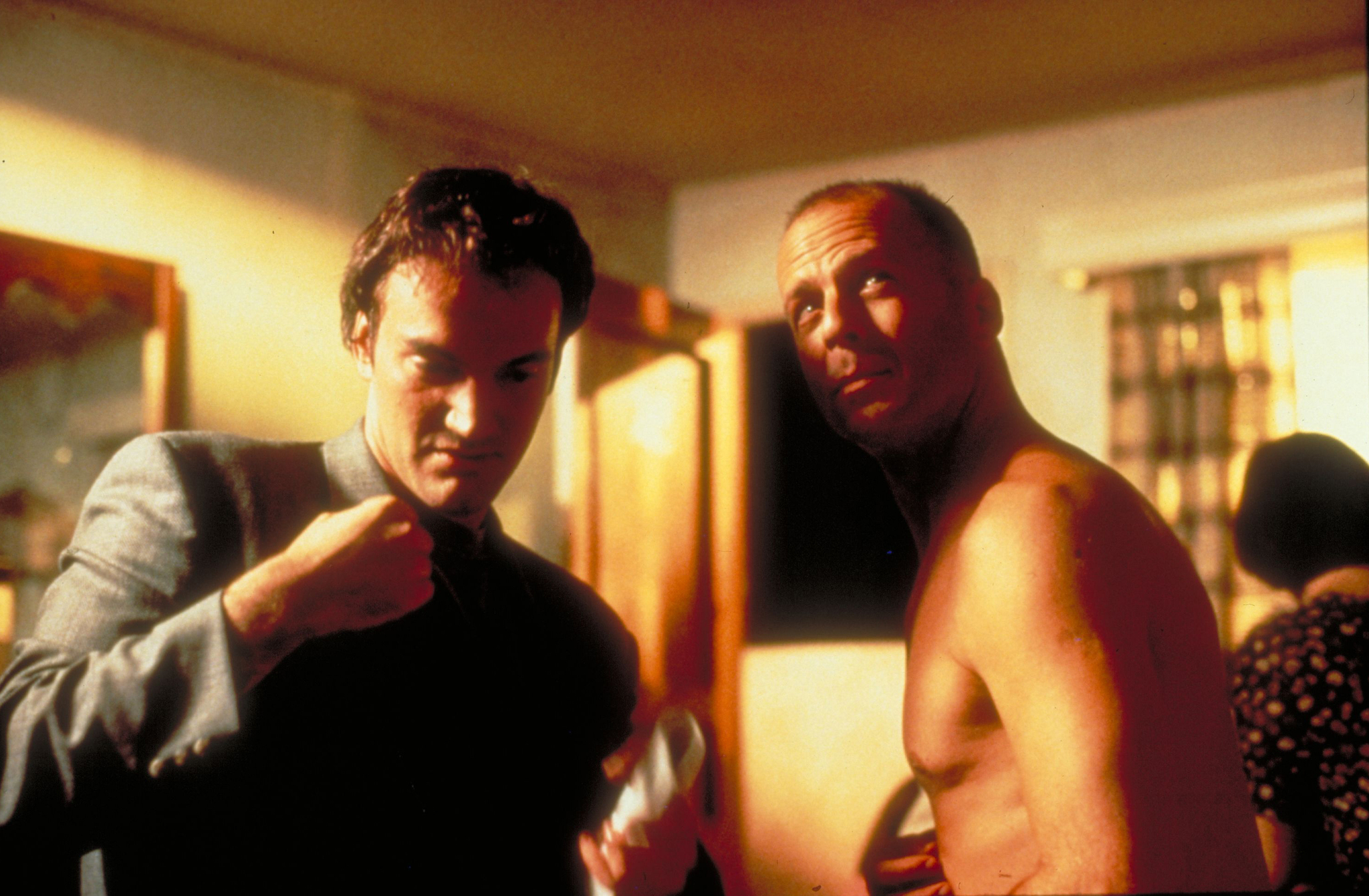 Still of Quentin Tarantino and Bruce Willis in Bulvarinis skaitalas (1994)
