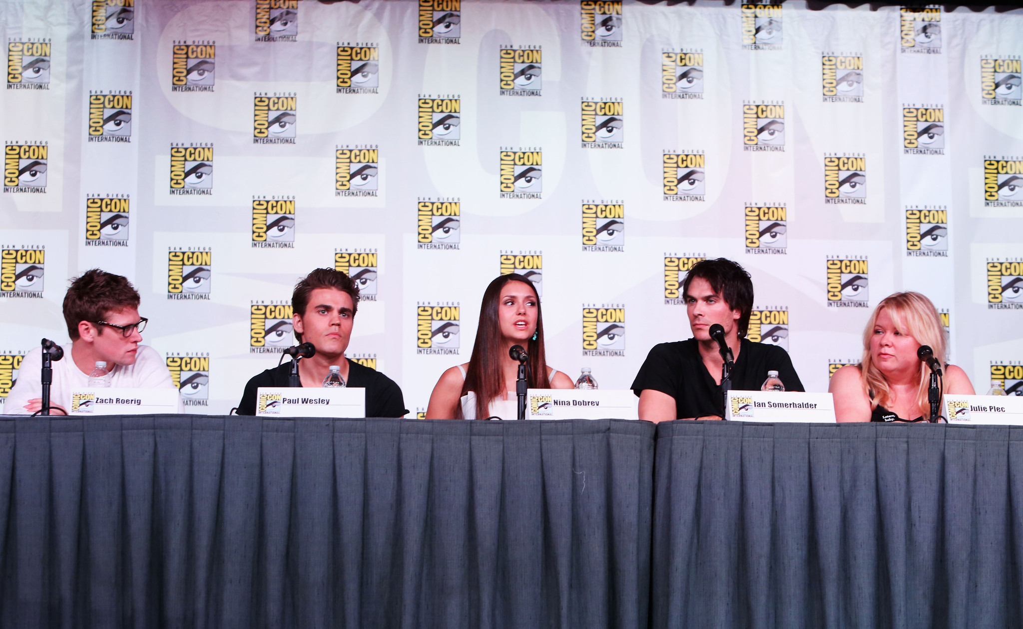 Julie Plec, Ian Somerhalder, Paul Wesley, Zach Roerig and Nina Dobrev at event of Vampyro dienorasciai (2009)