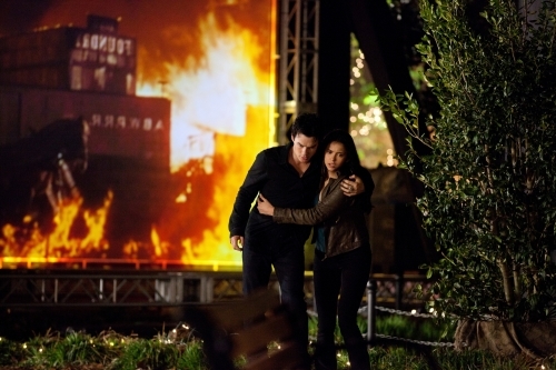 Still of Ian Somerhalder and Nina Dobrev in Vampyro dienorasciai (2009)