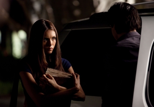 Still of Ian Somerhalder and Nina Dobrev in Vampyro dienorasciai (2009)