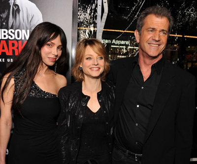 Jodie Foster, Mel Gibson and Oksana Grigorieva at event of Edge of Darkness (2010)