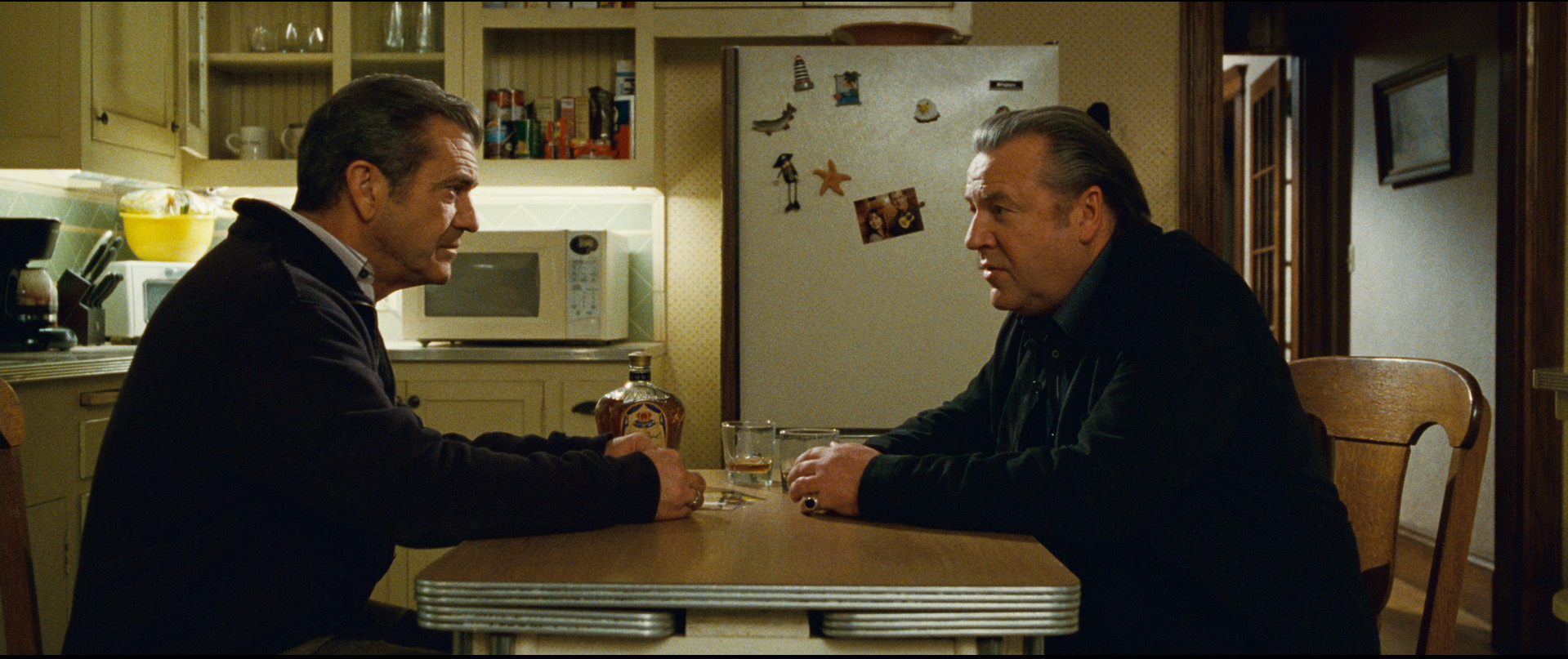 Still of Mel Gibson and Ray Winstone in Edge of Darkness (2010)